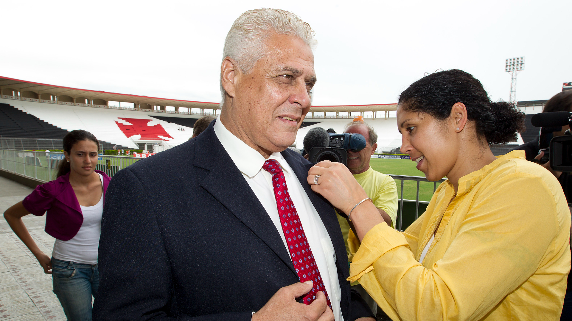 Brazil pays tribute to 'Dinamite' former striker