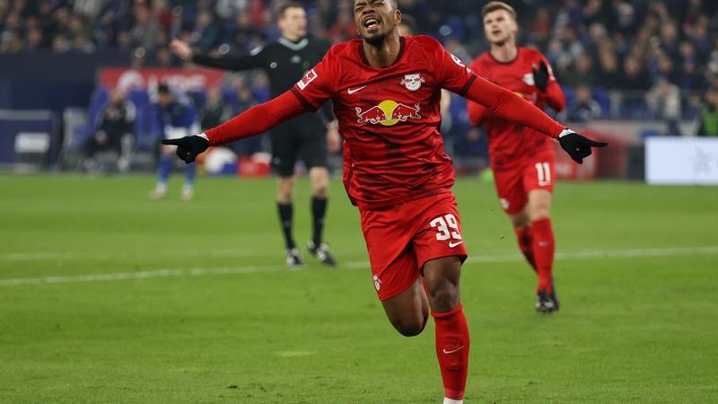 Leipzig hits Schalke for six to keep heat on Bayern