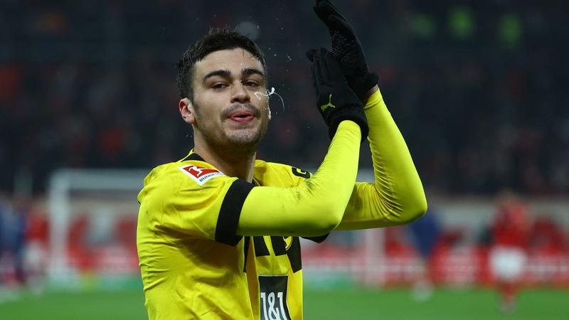 Reyna delivers again for Dortmund with late winner