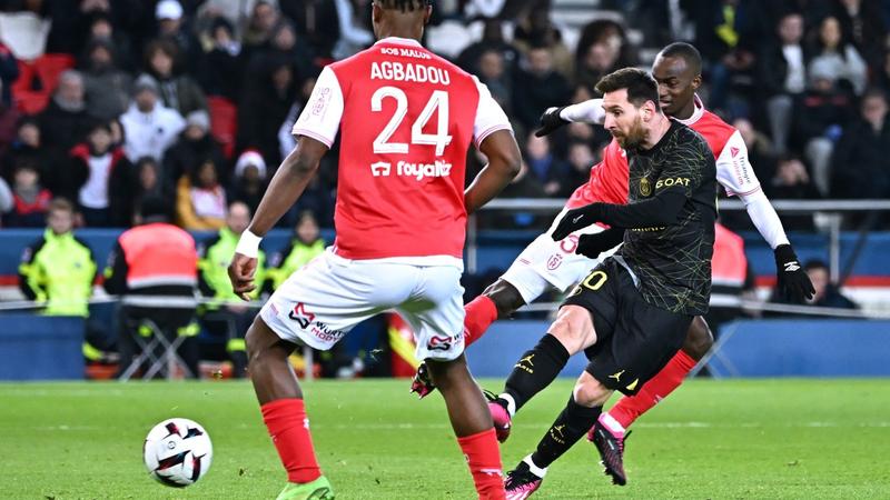 Ten-man PSG held as dogged Reims strike late