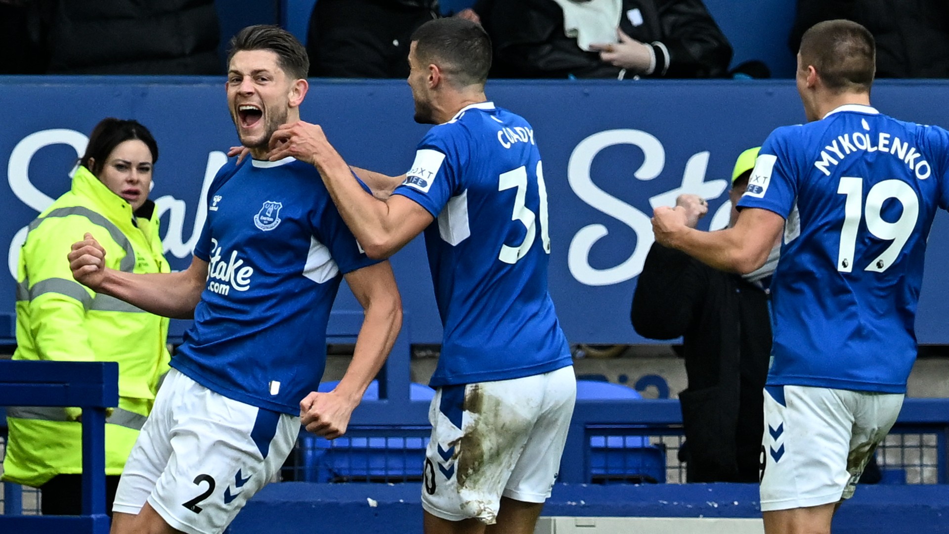 Everton stuns Arsenal as Dyche starts with a bang
