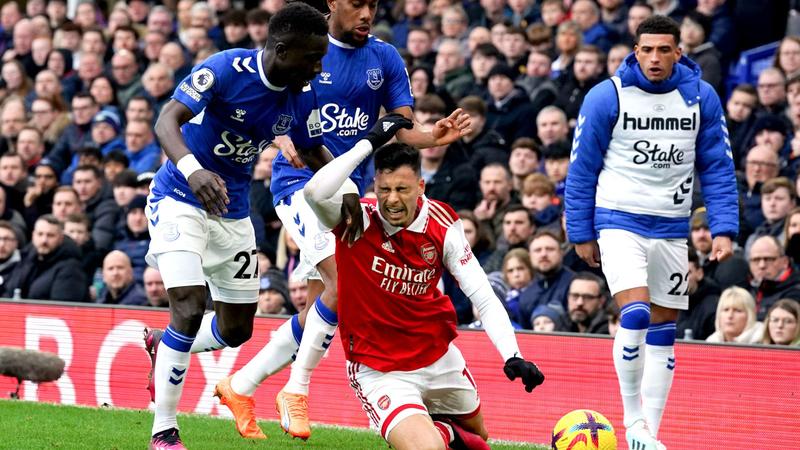 Arsenal chute à Everton, la Premier League relancée !