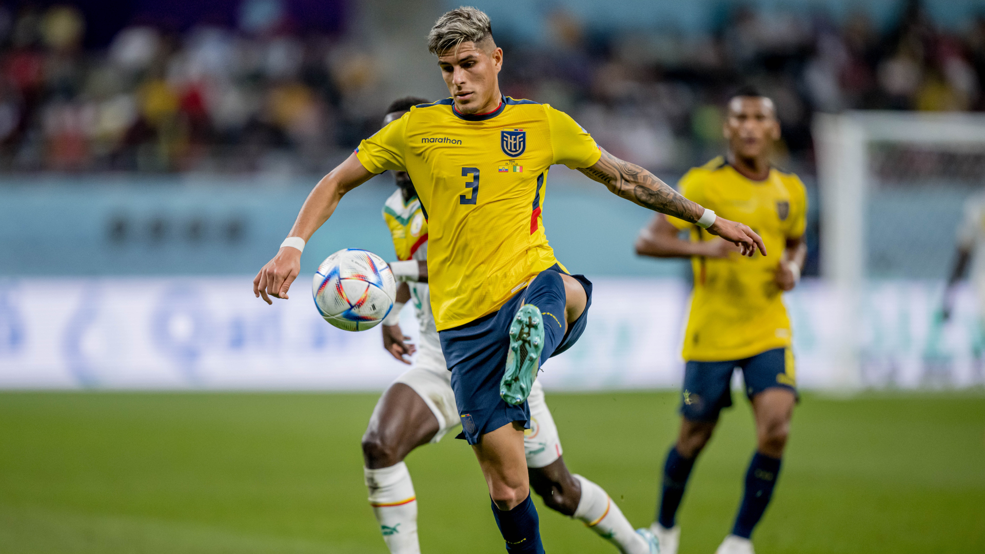 Leverkusen ties down Spurs target Hincapie