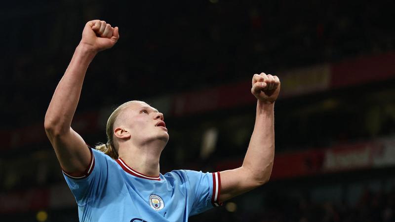 Slick Man City sink Arsenal to seize top spot in title race