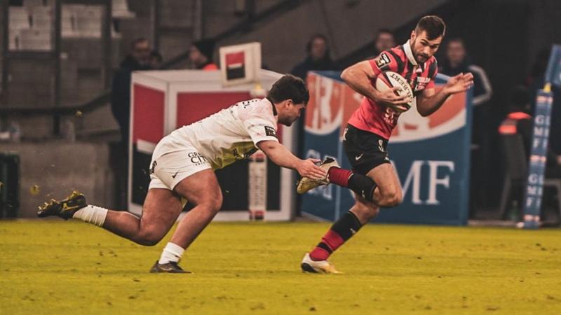 Toulon edges Toulouse despite Parisse red card