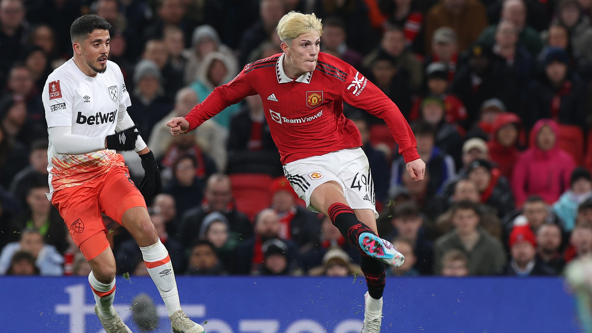 Late show sends Man United into FA Cup quarters