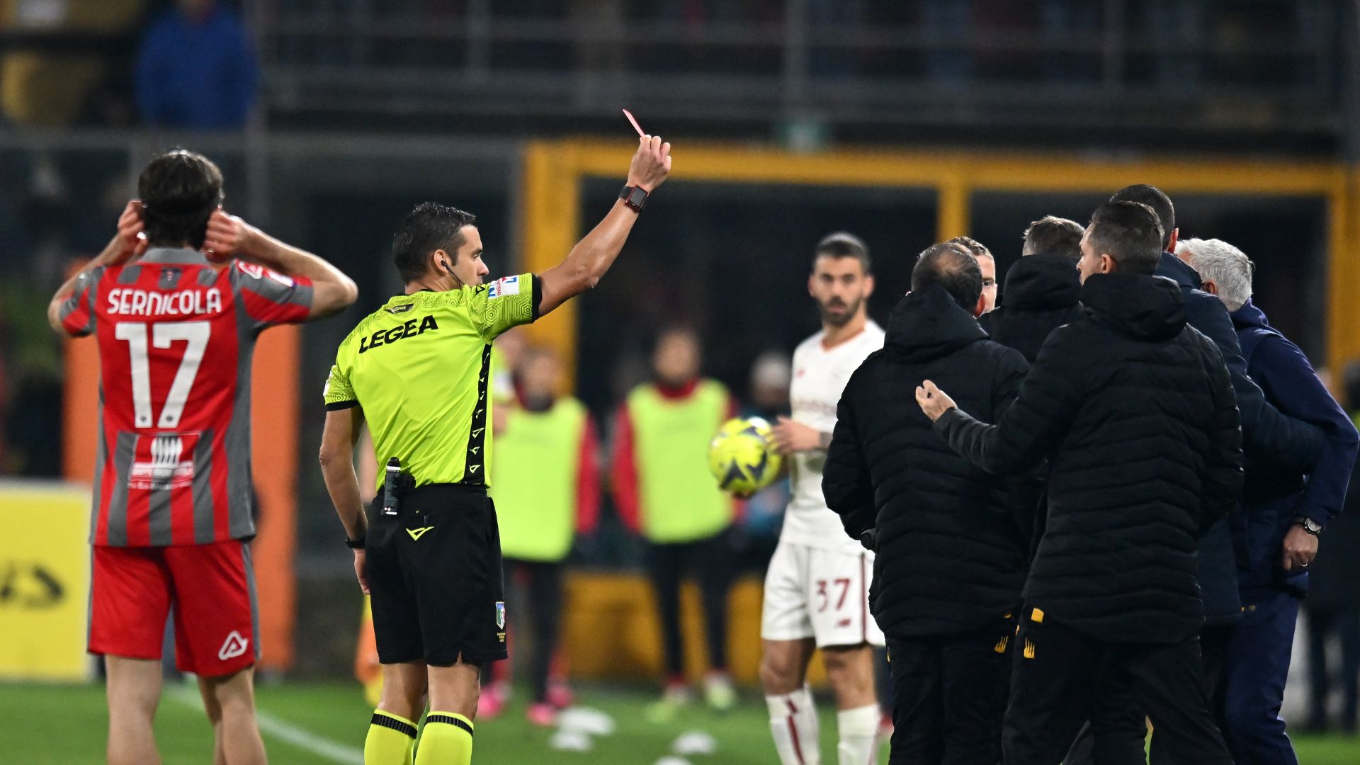 Mourinho cleared to take charge of Roma against Juve