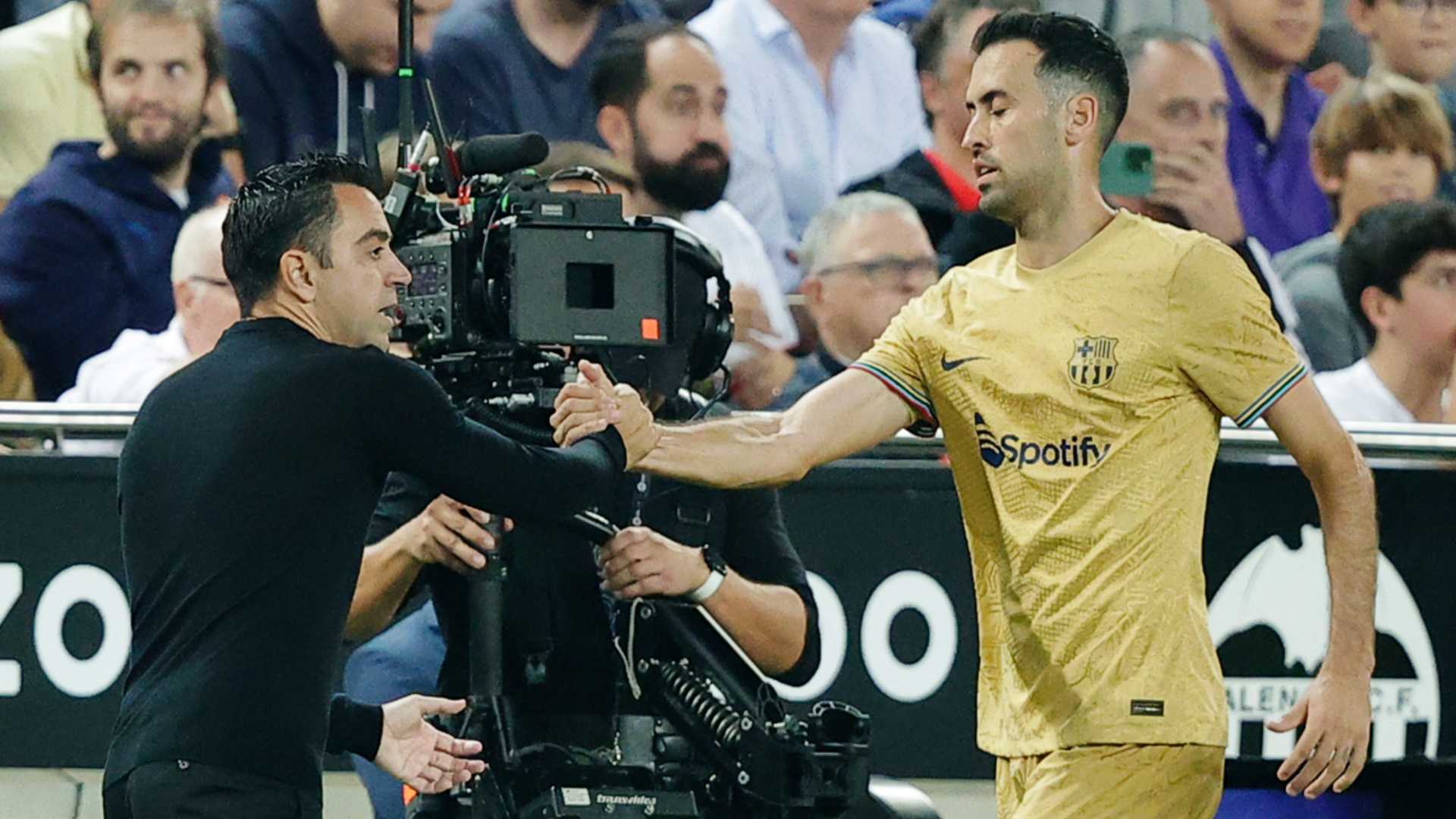 Barca preparing new deals for Xavi and Busquets