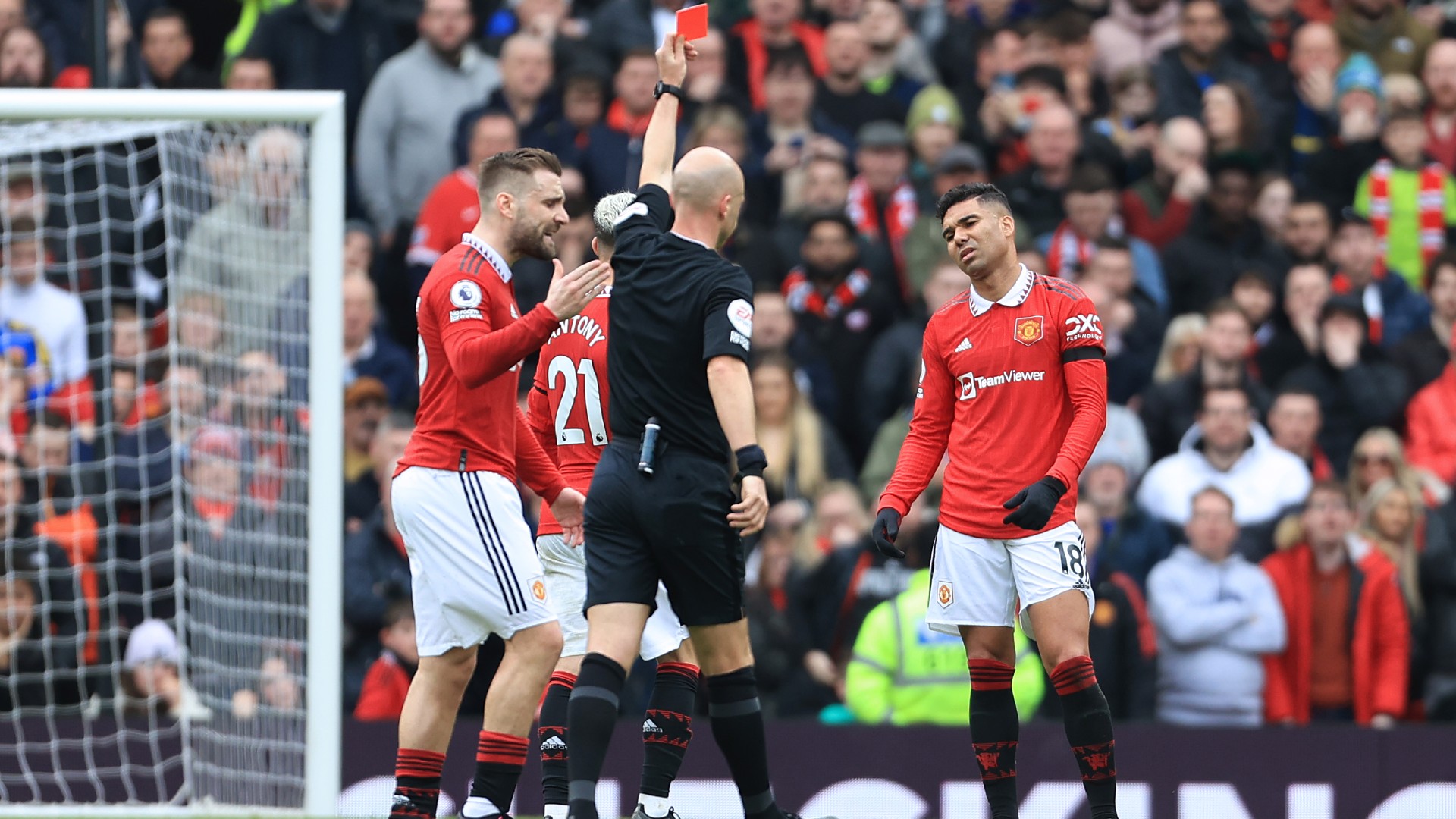 Casemiro sees red as Saints hold Man United