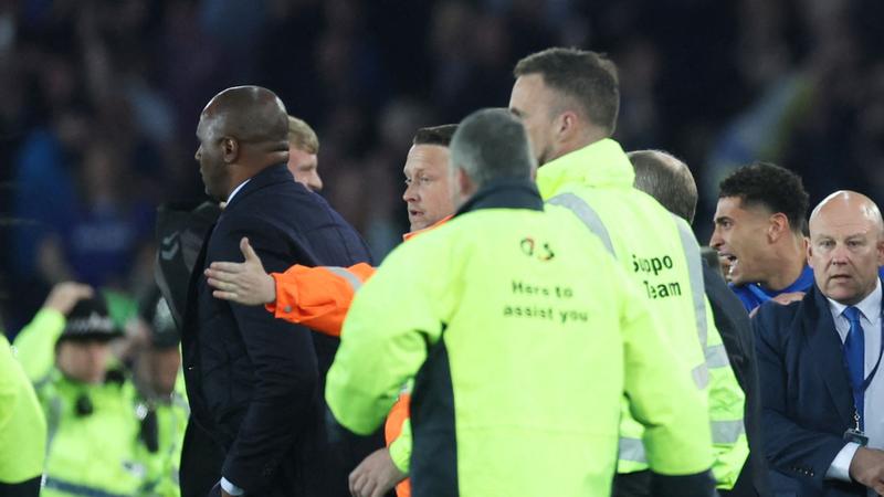 Premier League : pris à partie, Patrick Vieira envoie au sol un supporter d'Everton