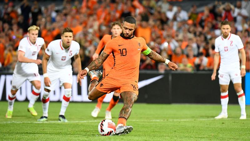 Depay misses last-minute penalty as Dutch held by Poland