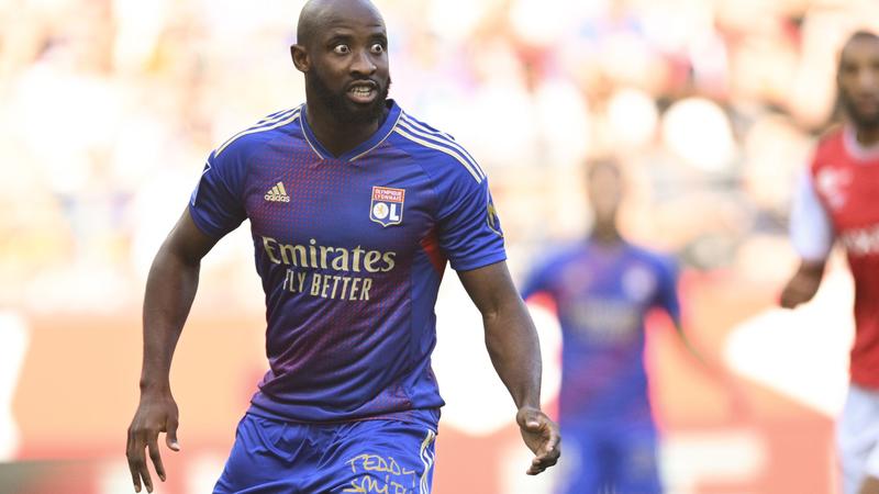 A late header by Dembele saves Lyon