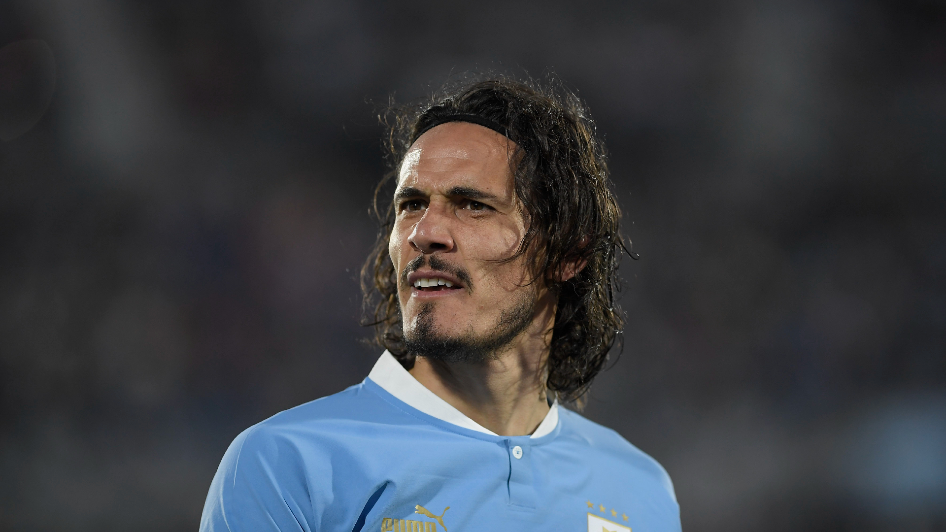 Valencia confirms Cavani capture on two-year deal
