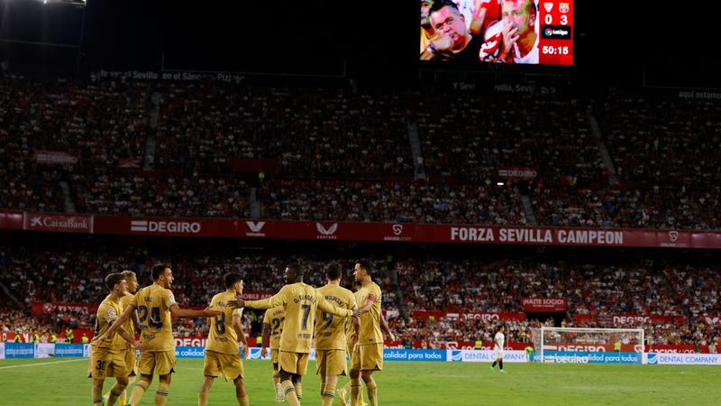 Lewandowski leads Barca to win at Sevilla