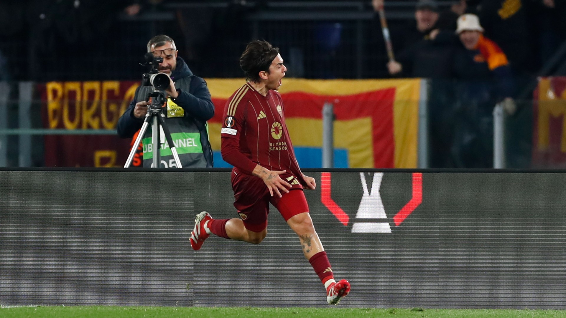 Roma edge past 10-man Porto