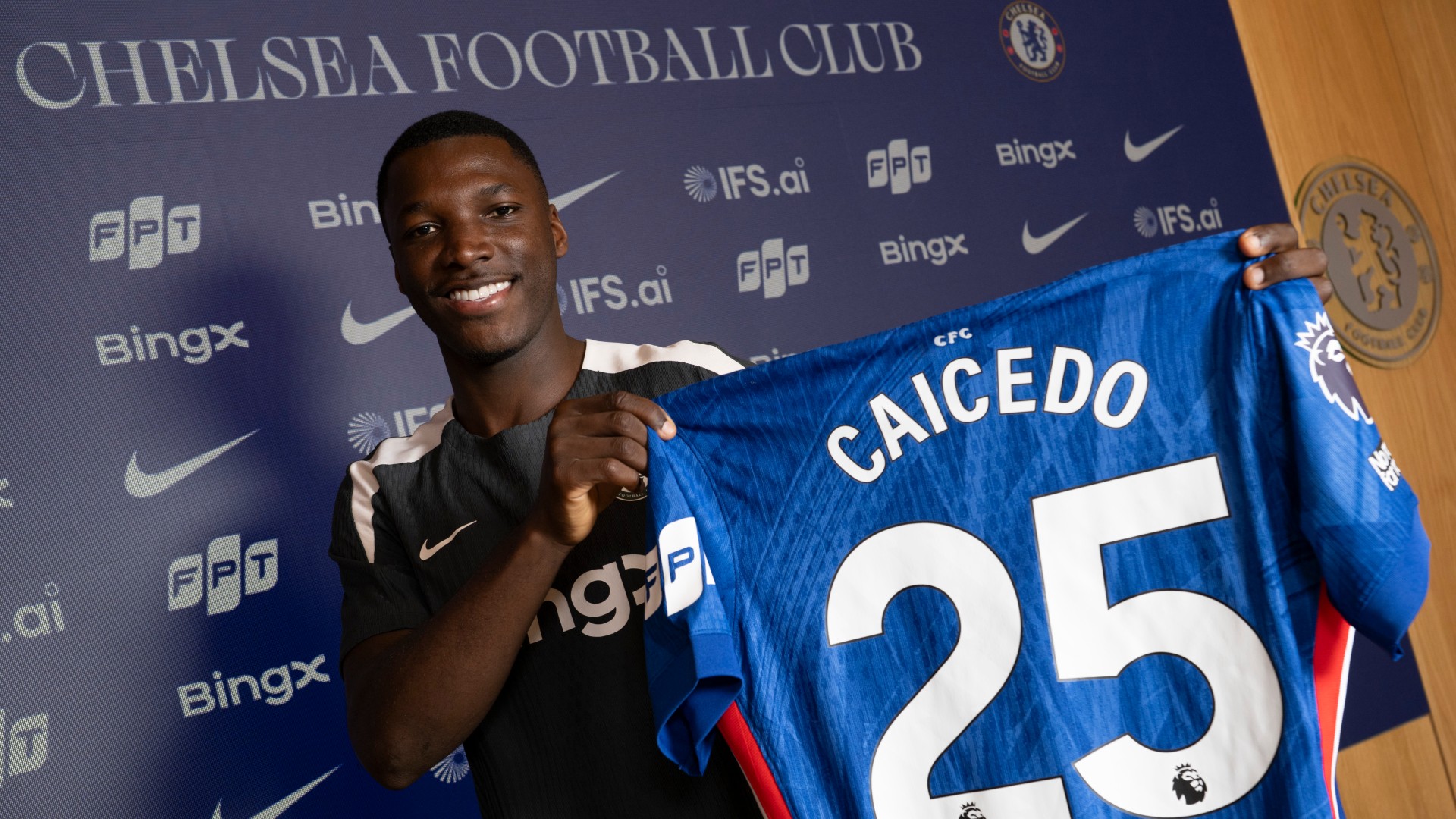 Caicedo signs new Chelsea deal
