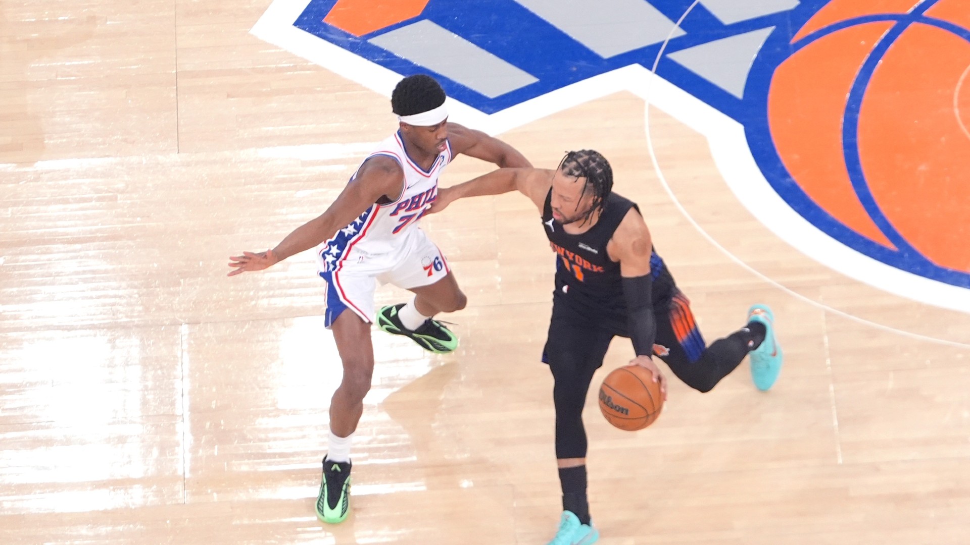 Knicks, Spurs win at home