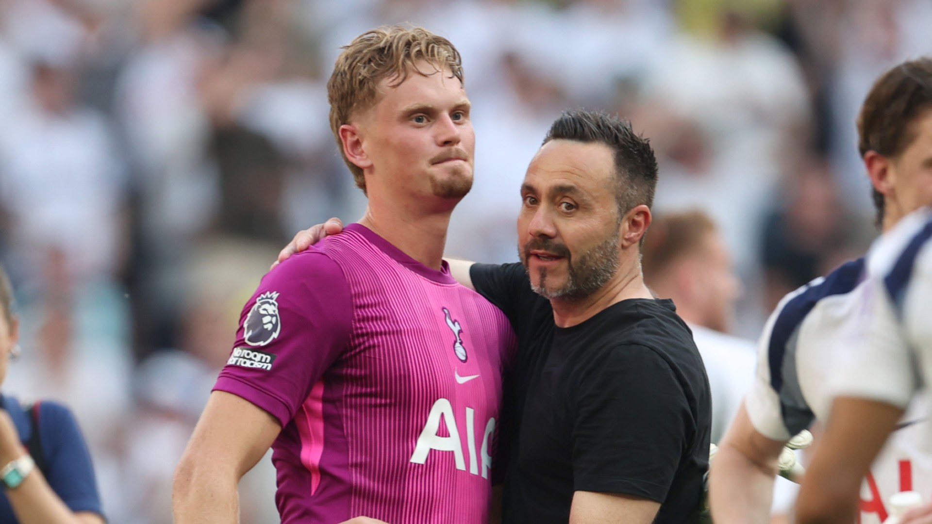 Kinsky signs new Spurs deal