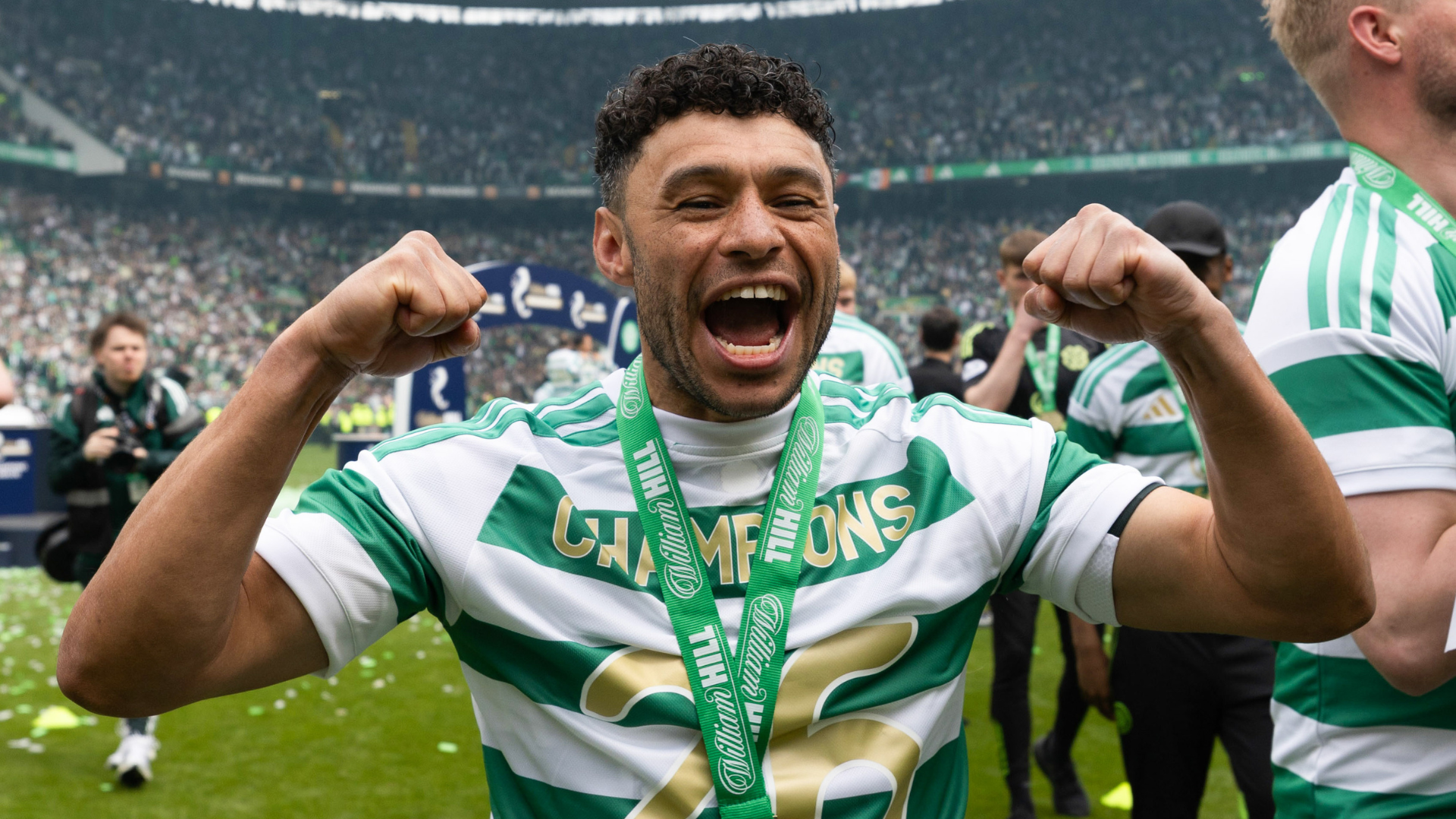 Oxlade-Chamberlain signs new deal