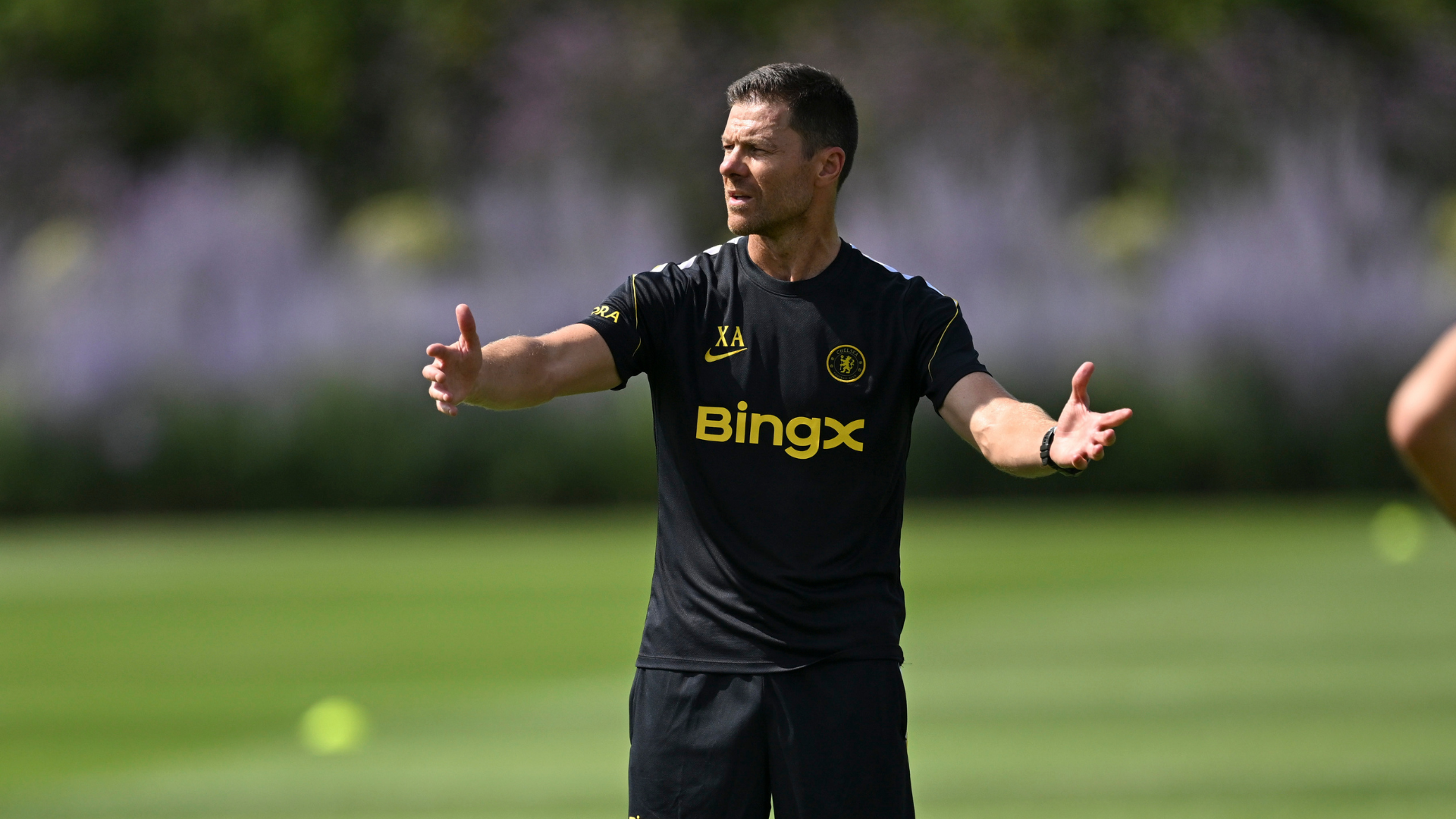 Benitez backs Chelsea boss Alonso 