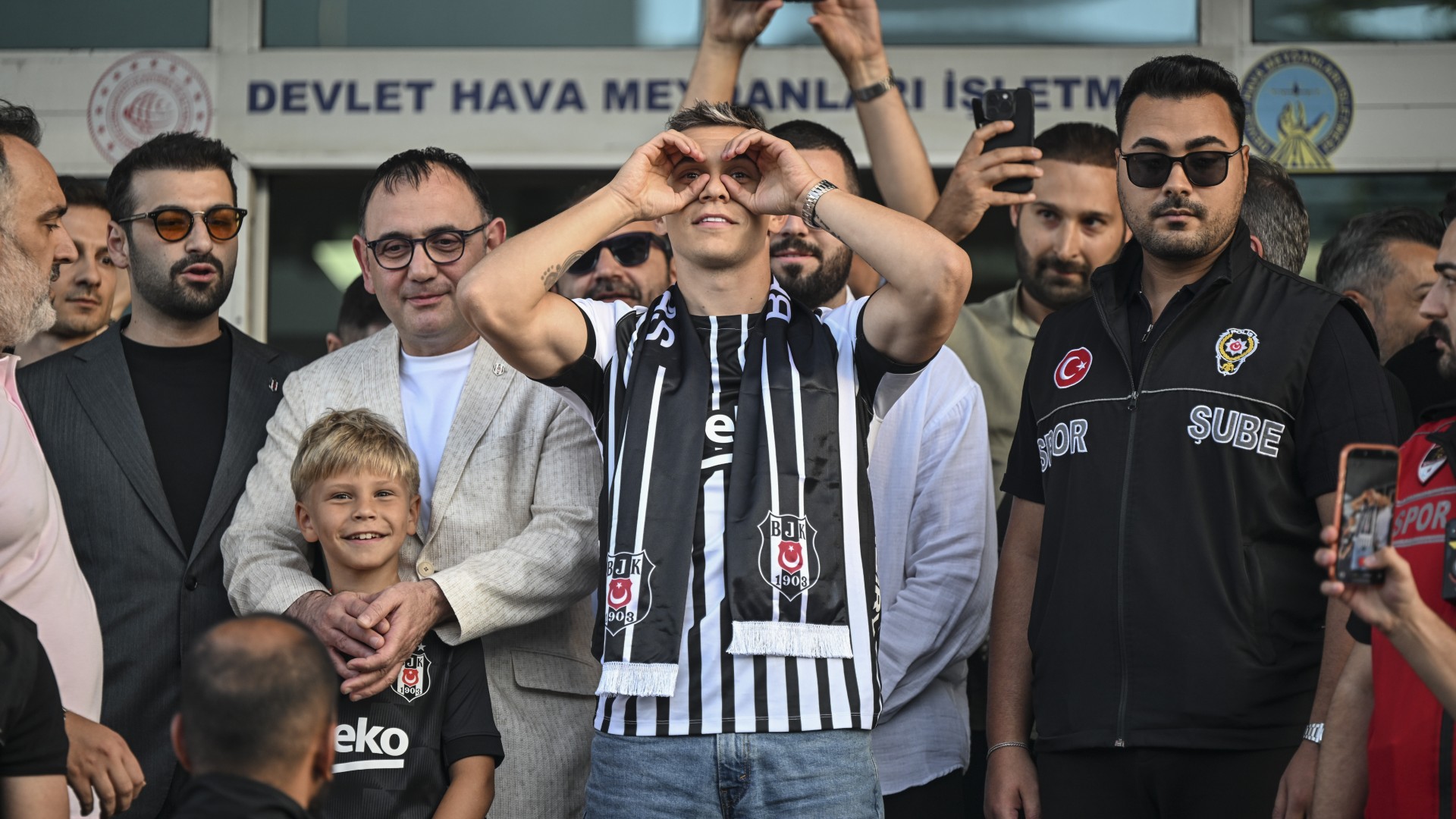 Trossard signs for Besiktas