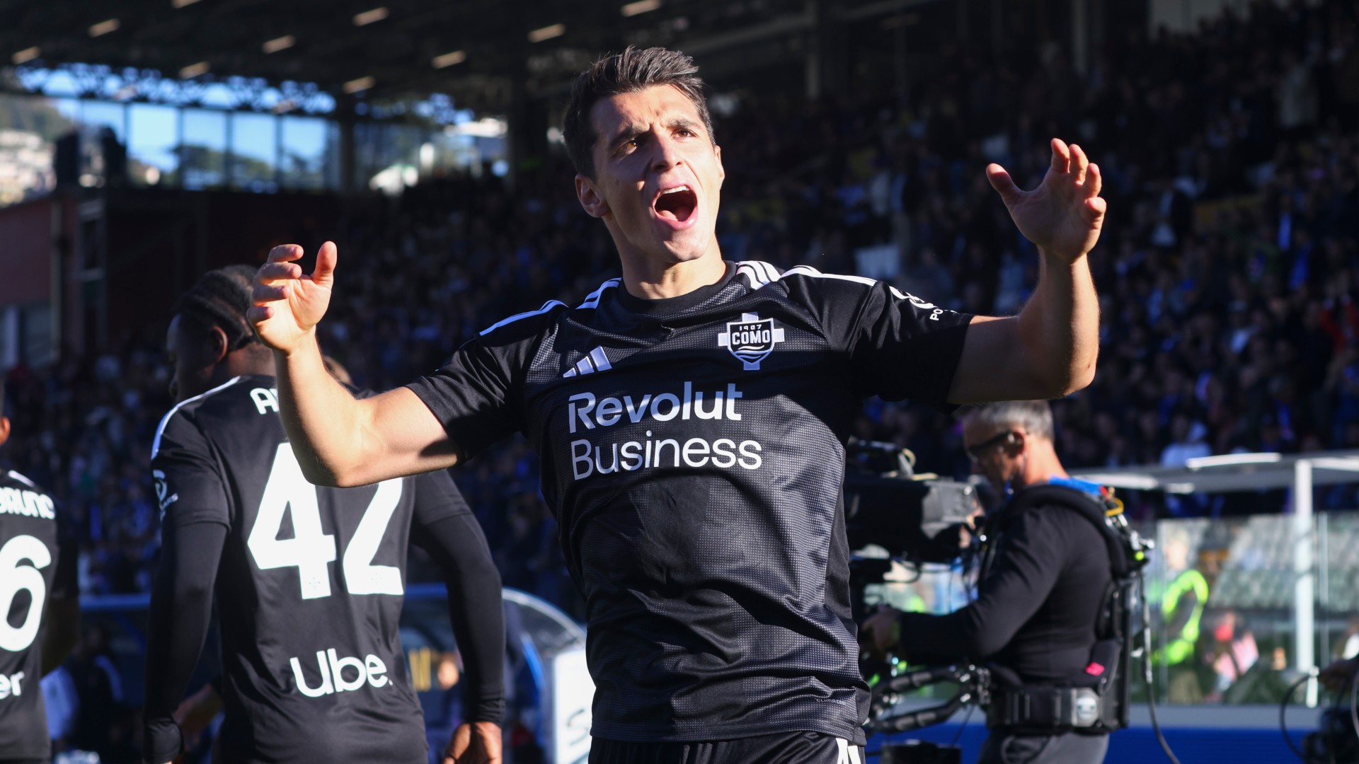 Douvikas signs new Como deal